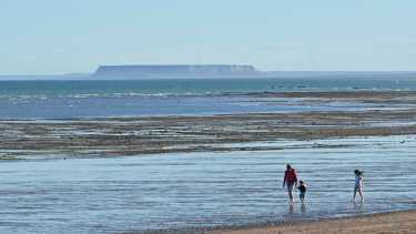 El buque de GNL estará ubicado al costado del Fuerte Argentino. Foto: Florencia Salto. 