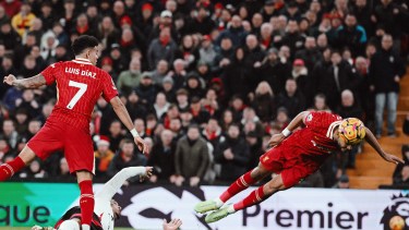  Cody Gakpo, de palomita, marcó el empate parcial de Liverpool ante Fulham.