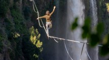 Imagen de Video | El neuquino que rompe récords en Latinoamérica caminando en una cinta a 200 metros de altura