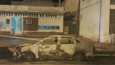 El incendio consumió un vehículo Grand Siena. Foto: gentileza.