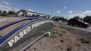 En el final del paseo Presidente Néstor Kirchner, está a media obra la rotonda y pasarela peatonal a la vera de la ruta 7 (foto Oscar Livera)