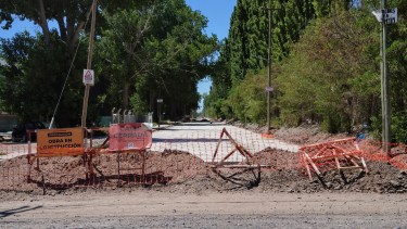 Con el final de obra de las últimas calles de ripio de la Obrero Argentino, comenzó la repavimentación en los tramos más viejos, cercanos al puente (foto Cecilia Maletti)