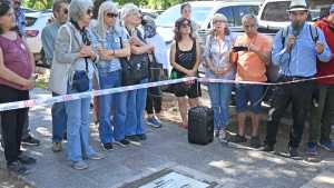 Los hijos de los desaparecidos de Neuquén repusieron las baldosas vandalizadas en el Parque Central