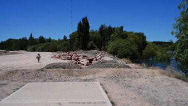 El Paseo de la Costa se detuvo en el límite con el club Independiente y ahora se reanudó la obra con una nueva licitación (foto Cecilia Maletti)