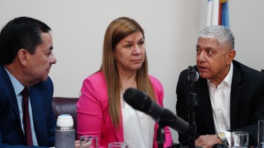 Gloria Ruiz y su abogado Broitman, el día que se presentó en la comisión A de la Legislatura de Neuquén. (Cecilia Maletti)