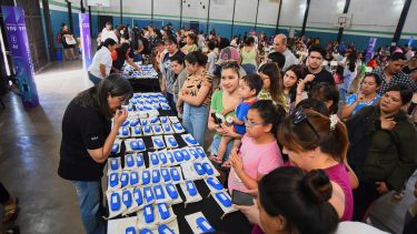 La entrega de anteojos se llevó a cabo ayer lunes. Foto: gentileza. 