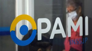 Medicamentos gratis en riesgo: cómo la baja del Impuesto PAÍS afecta a jubilados de PAMI