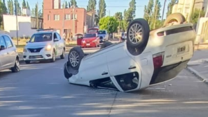 Volcó tras chocar un auto estacionado en Roca: conductor de 90 años hospitalizado 