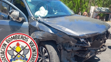 Un violento choque en la Ruta 22 en Plottier dejó cuatro heridos. Foto: gentileza Bomberos Voluntarios.