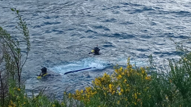 El vehículo quedó sumergido en el lago Nahuel Huapi y será necesario usar una grúa para retirarlo.  Foto Gentileza Omar Córdoba.