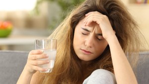 Las 7 mejores formas de quitar la resaca de Año Nuevo 2025 según la ciencia 