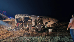 Se quedó dormido y volcó su camión sobre la Ruta 251 en Río Negro: lo rescataron con fracturas