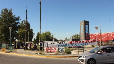 La volanteada se hizo en la zona donde el nuevo casino retiró el cartel que identificaba el paseo como presidente Néstor Carlos Kirchner (foto gentileza)