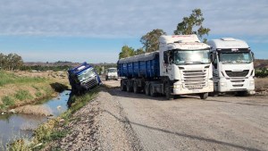 Un camión cayó a un canal en Neuquén: se levantó el corte en Crouzeilles