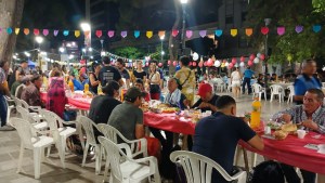 Más de 100 personas en situación de calle disfrutaron de la cena de Navidad en el centro de Neuquén  