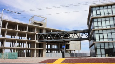 El edificio 2, vidriado y a la derecha, se inauguró en octubre. El edificio 1, municipal, duplica en envergadura al de los privados y estará listo en agosto (foto Cecilia Maletti) 