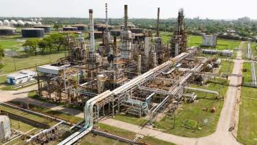 YPF busca reconvertir la refinería de San Lorenzo en productora de biocombustibles.
