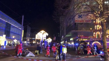 Una auto arrolló a varias personas en Alemania.