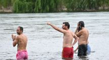 Imagen de Video | Balneario en Cipolletti: Rodrigo Buteler se metió  al río Negro, quitaron  el cartel de la prohibición y quedó inaugurado