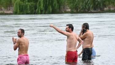 Video | Balneario en Cipolletti: Rodrigo Buteler se metió  al río Negro, quitaron  el cartel de la prohibición y quedó inaugurado