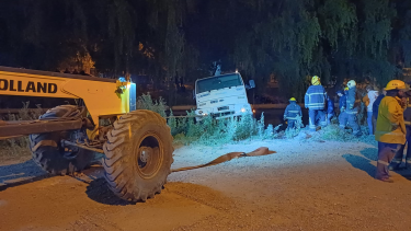 Camión cayó al canal principal de riego. Foto: gentileza Defensa Civil de Allen.