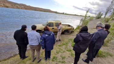 La camioneta estaba en el río a la altura del sector La Balsa. Foto: gentileza