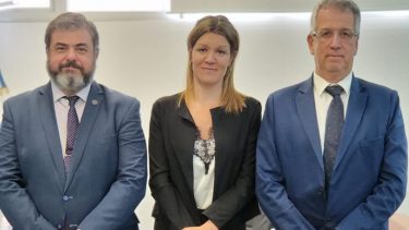 El juez del STJ, Sergio Ceci, la designada defensora de menores del fuero penal  Anabella Camporesi, y el Procurador Jorge Crespo, hoy en Cipolletti.