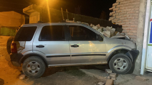 Insólito festejo: totalmente desnudos, chocaron contra una casa de Centenario