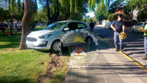Impactó a una mujer que estaba con su bebé y dos niños tras chocar contra otro auto en Neuquén