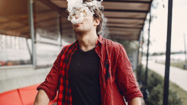 Un estudio en Taiwán revela riesgos visuales para usuarios de cigarrillos electrónicos.
