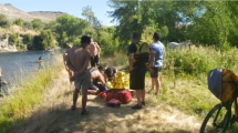 Imagen de Dos jóvenes de Zapala fueron rescatados de la correntada en el río Chumehuin: estaban agarrados de una rama
