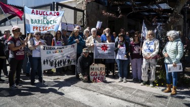La dificultad  de los jubilados para afrontar las tarifas eléctricas fue el motivo central de la protesta . (Marcelo Martínez)