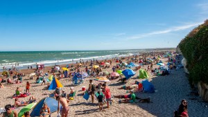 Las Grutas recibe el Año Nuevo con una gran fiesta frente al mar: precios, playas y un plan perfecto