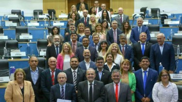 La imagen de los legisladores que compartió Pesatti primero y luego Weretilneck. 