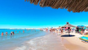 Las Grutas: así es Piedras Coloradas, la playa ideal si buscás tranquilidad y naturaleza, a 5 km del centro