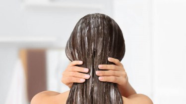 Cómo cambiar el look para Año Nuevo con un aclarador de cabello natural