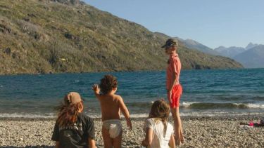 María José, junto a sus tres hijos y uno de los niños que recibió al ser parte del programa. Foto: gentileza
