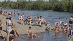 La ola de calor trajo problemas en los balnearios de Neuquén: un rescate seguido del otro