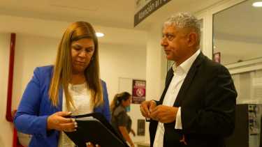 La vicegobernadora Gloria Ruiz y su abogado Carlos Broitman (gentileza)