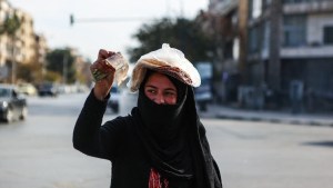 Rescatistas registran una cárcel símbolo de atrocidades en Siria tras la caída de Al Assad