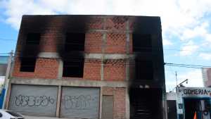 Un incendio afectó una construcción de Roca cercana a una estación de GNC