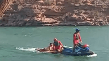 Video | Impresionante rescate en un balneario de Neuquén: un hombre fue arrastrado por la corriente