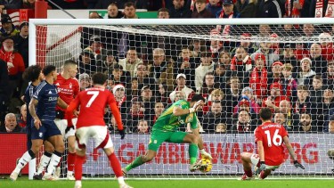 Dibu Martínez le ahogó el primer grito al Nottingham Forest. 