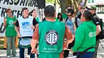 Imagen de Protestaron contra el «ajuste» de Javier Milei en Neuquén, Roca, Bariloche y Viedma