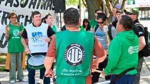 Protestaron contra el «ajuste» de Javier Milei en Neuquén, Roca, Bariloche y Viedma