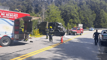 Volcó un camión de gendarmería en la Ruta Nacional 40. Foto: Bomberos Voluntarios de Villa La Angostura. 