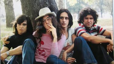 Para 1974, Sui Generis pasó a ser un cuarteto con la incorporación oficial del baterista Juan Rodríguez y el bajista Rinaldo Rafanelli.