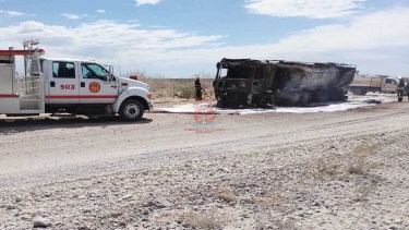 El camión quedó destruido. Foto: Bomberos Voluntarios de Roca.