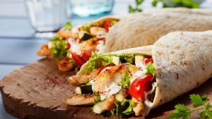 Wraps de pollo y verduras para preparar con los más chicos
