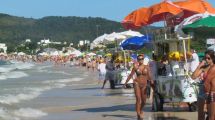 Imagen de Cuánto sale comprar comida en las playas de Brasil este verano 2025
